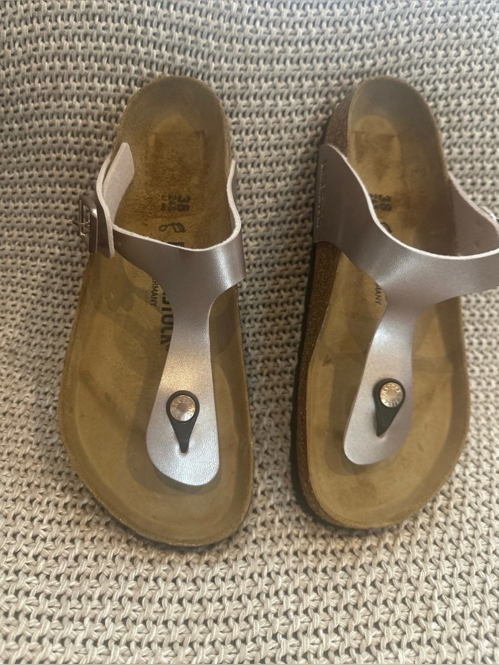 Birkenstock Gizeh rose gold Sandals
